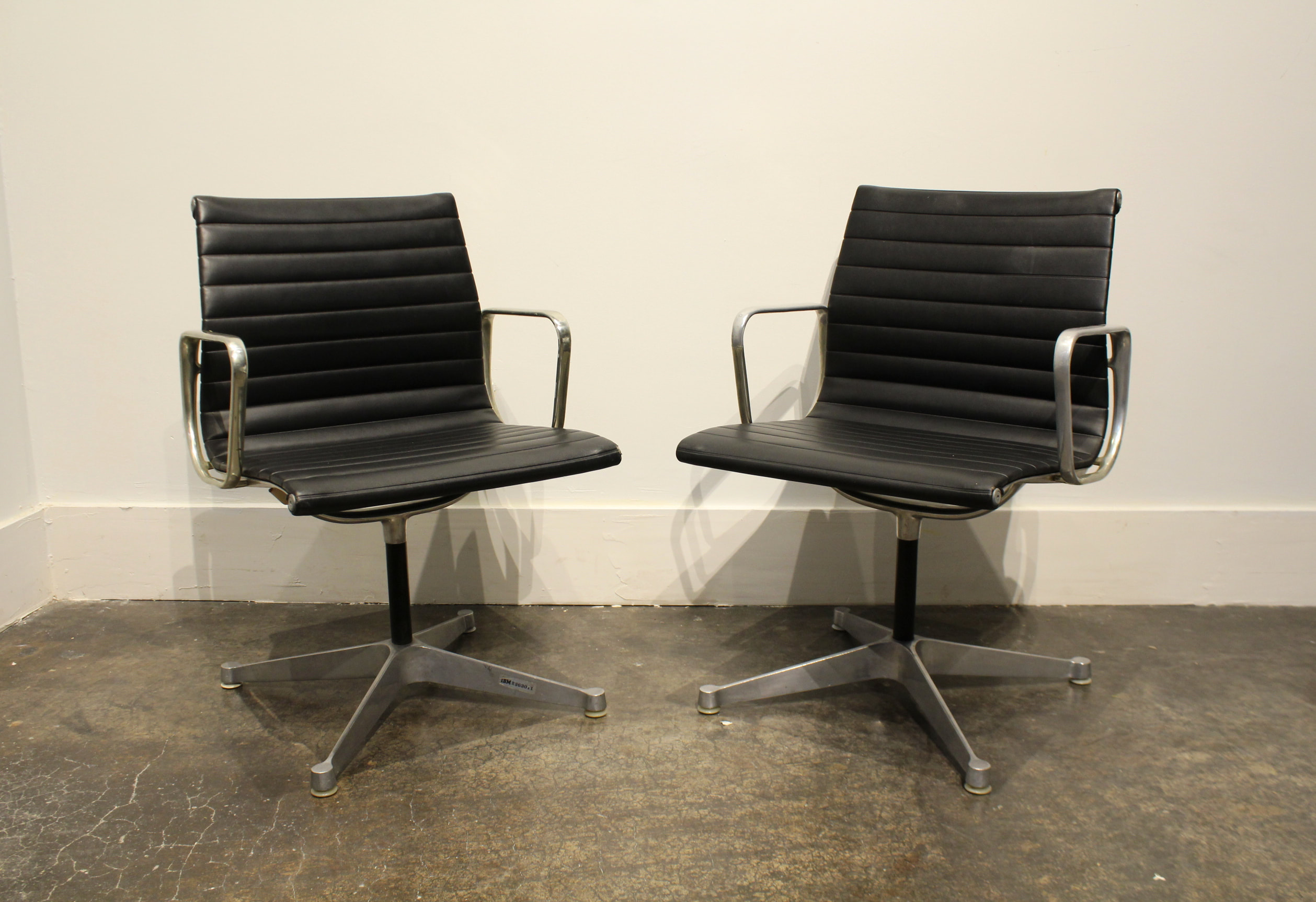 Cataract Express Kan ikke læse eller skrive Pair of Vintage Eames for Herman Miller Aluminum Group Office Chairs